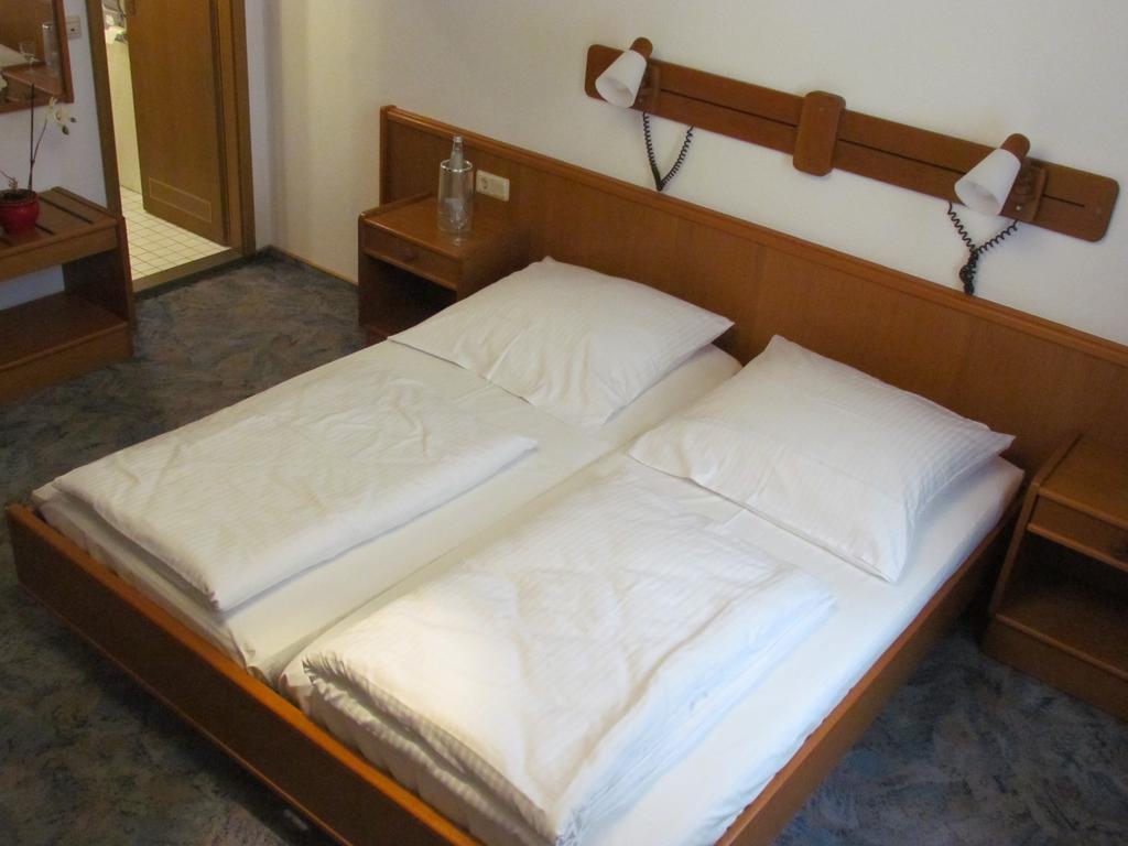 Hotel Stadt Mainz Schwabenheim an der Selz Стая снимка